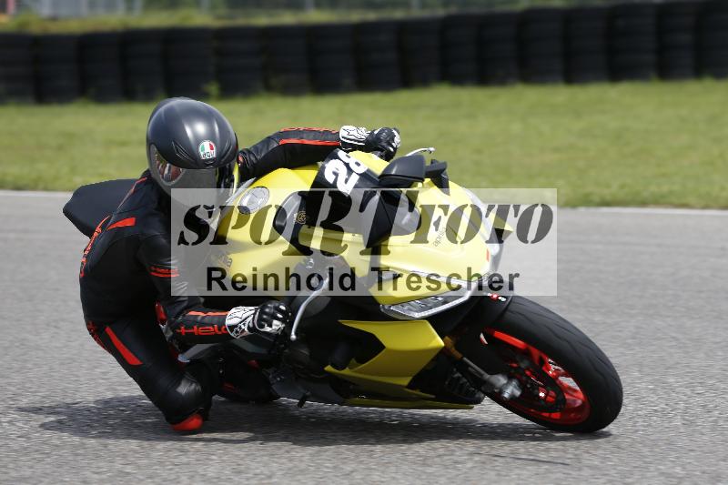 /Archiv-2024/29 12.06.2024 MOTO.CH Track Day ADR/Gruppe blau/28